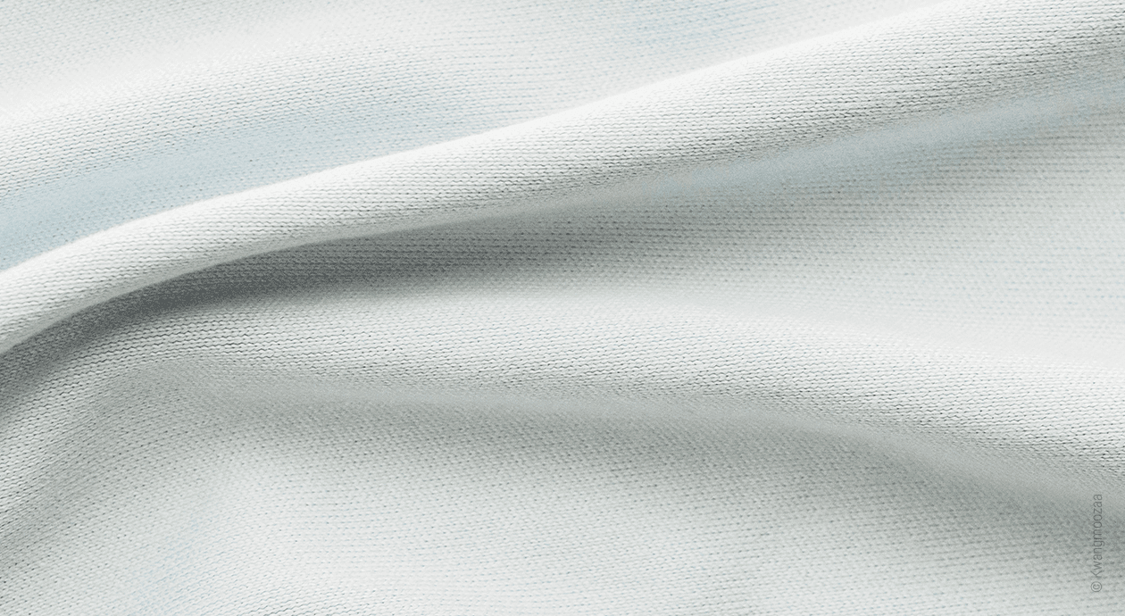 Foto: Nahaufnahme eines Stoffes aus Microfaser; die winzigen Maschen sind gerade so erkennbar.